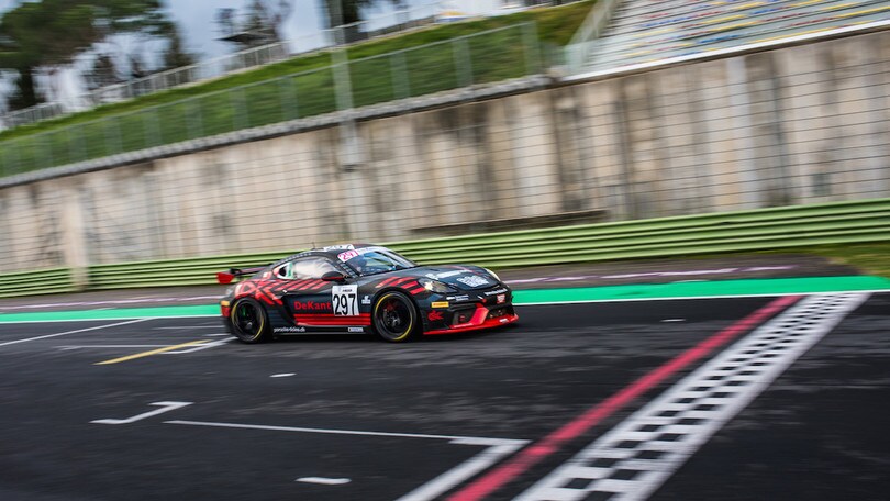 Pole e podi per Fenici all'esordio a Vallelunga sulla Cayman