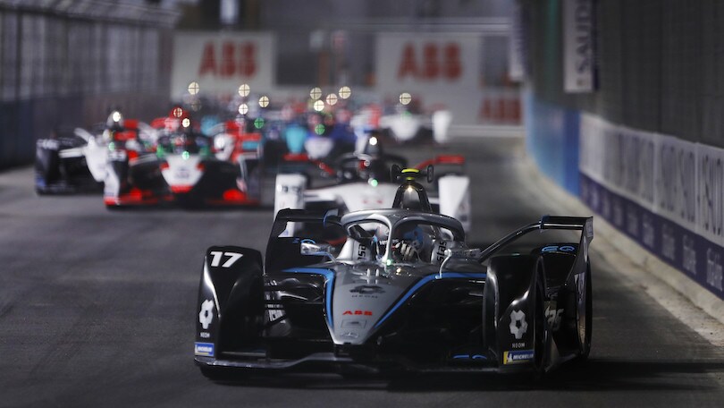 ePrix Diriyah: De Vries vola, Mercedes sugli scudi