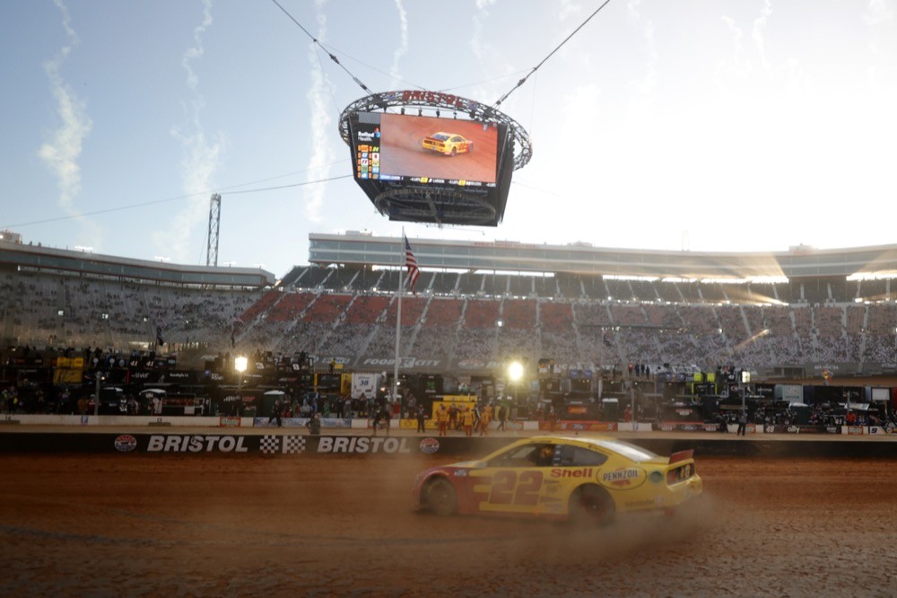 Nascar: sullo sterrato di Bristol la spunta Logano