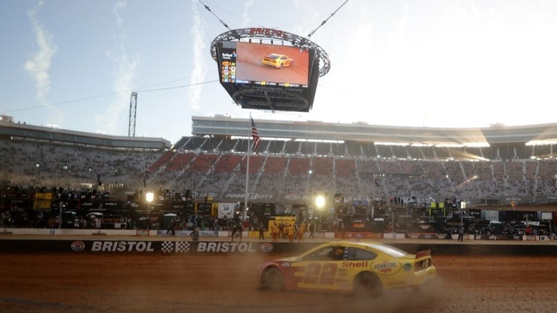 Nascar: sullo sterrato di Bristol la spunta Logano