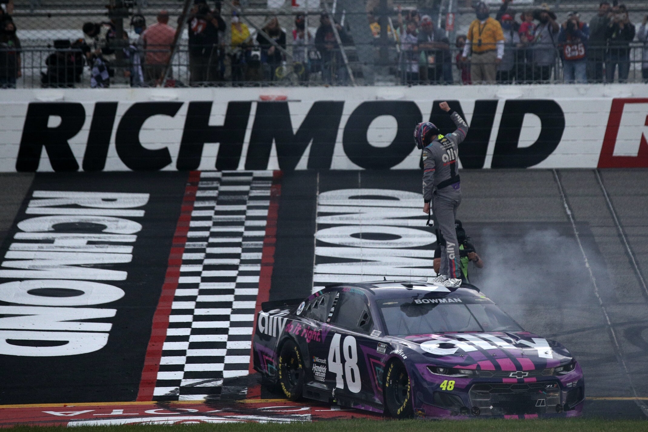 Nascar: a Richmond Alex Bowman sorprende nel finale