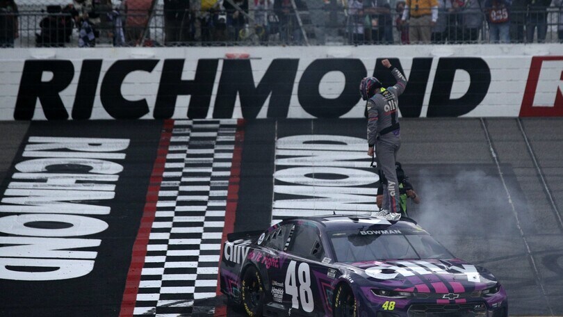 Nascar: a Richmond Alex Bowman sorprende nel finale