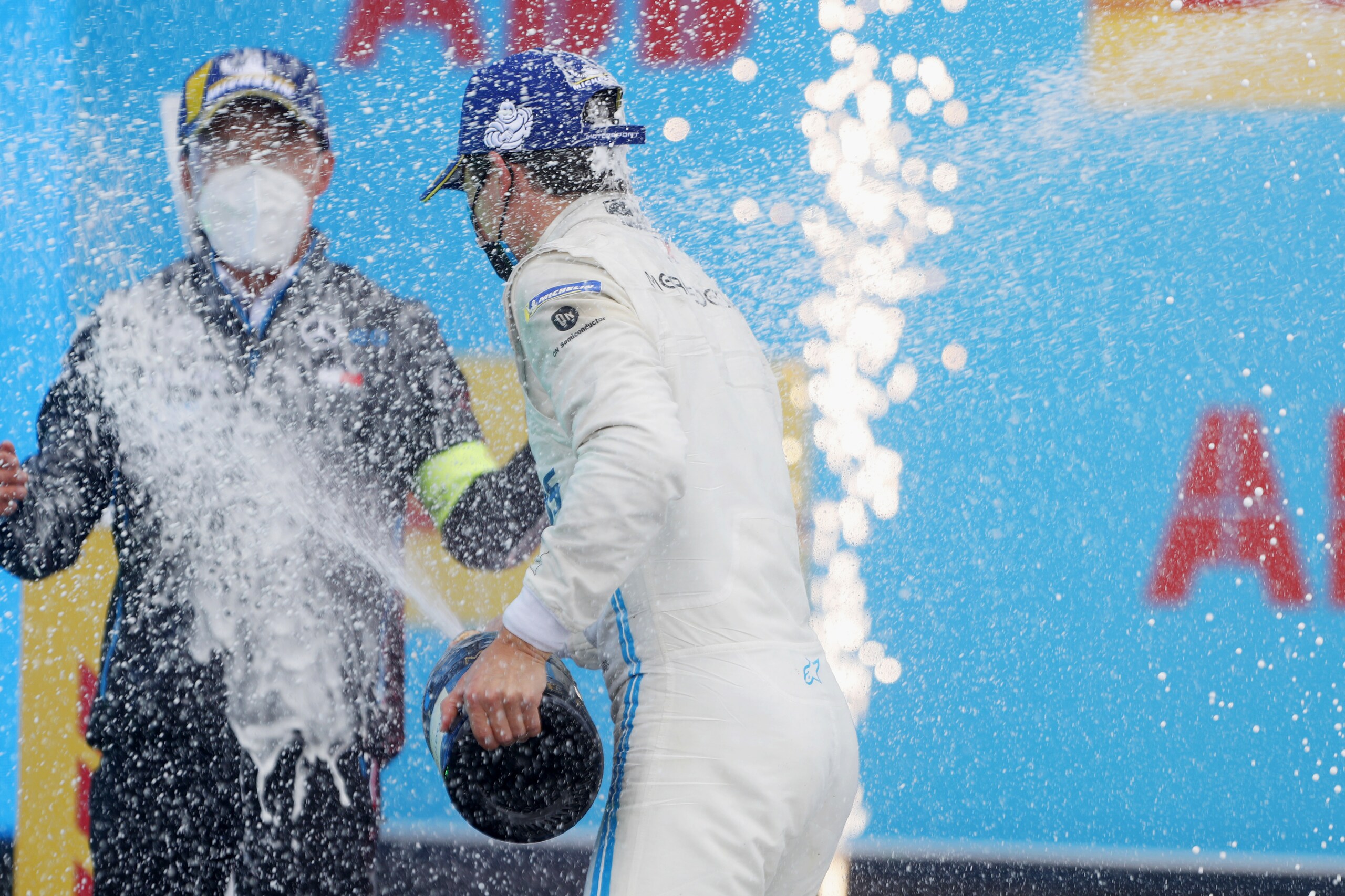 ePrix Valencia round 5: De Vries trionfa, Mercedes rimonta su Jaguar