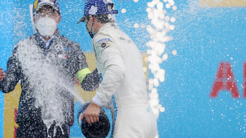 ePrix Valencia round 5: De Vries trionfa, Mercedes rimonta su Jaguar