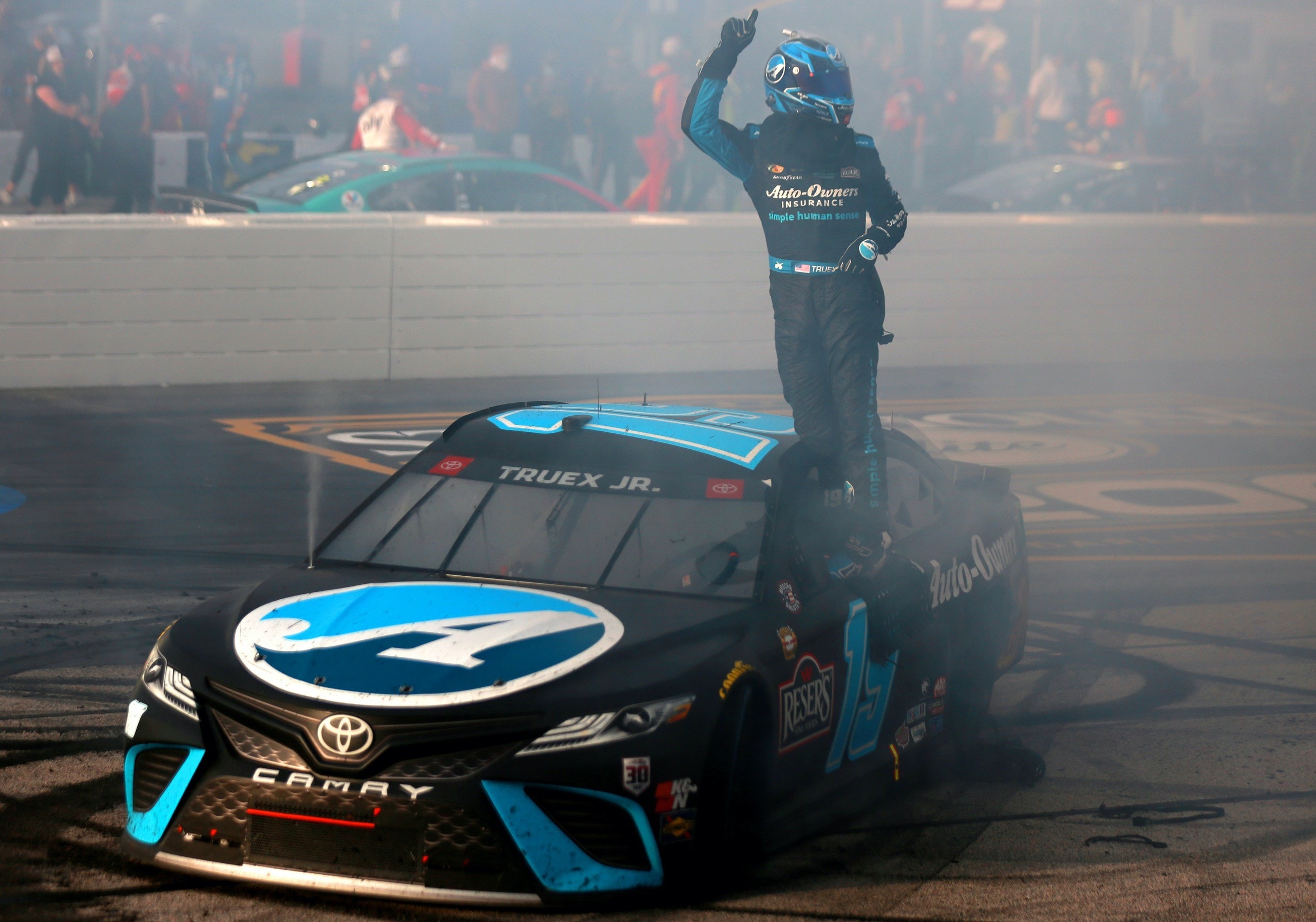 Nascar: Truex domina il round "vintage" di Darlington