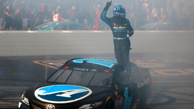 Nascar: Truex domina il round "vintage" di Darlington