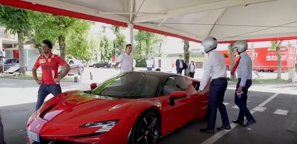 Ferrari, Leclerc e Sainz gareggiano con Cristiano Ronaldo a Fiorano VIDEO