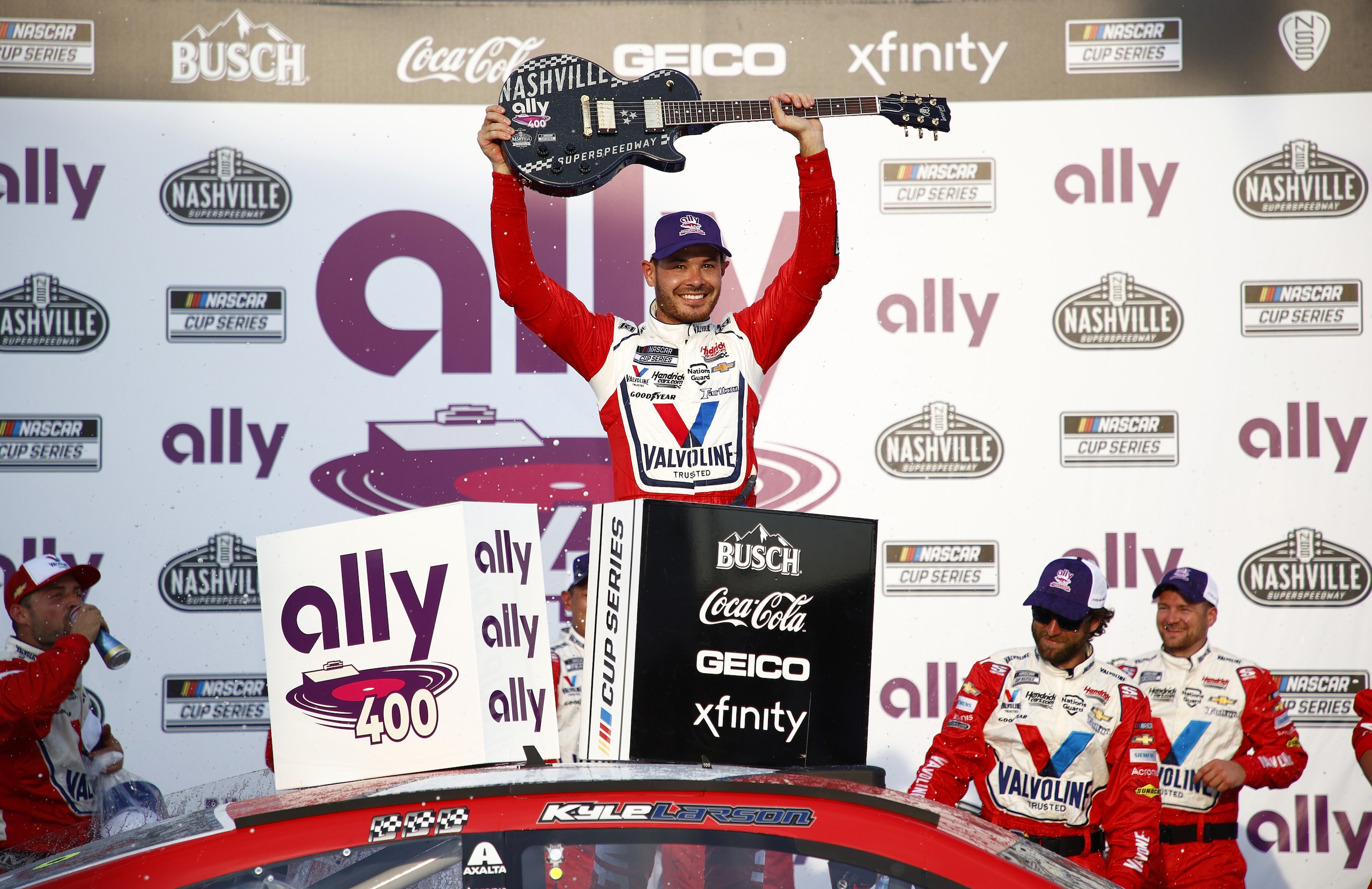 Nascar: Larson domina anche a Nashville