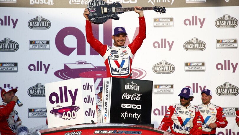 Nascar: Larson domina anche a Nashville