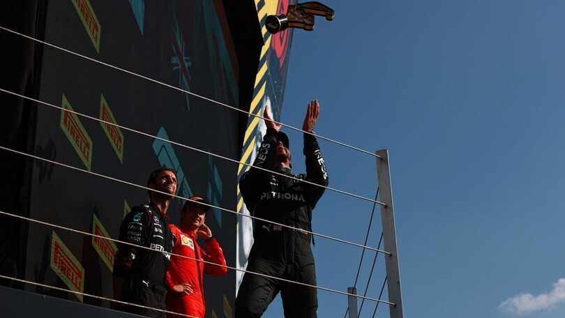 GP Gran Bretagna: capolavoro di Re Hamilton! Vince in volata su Leclerc 2°, Max ko