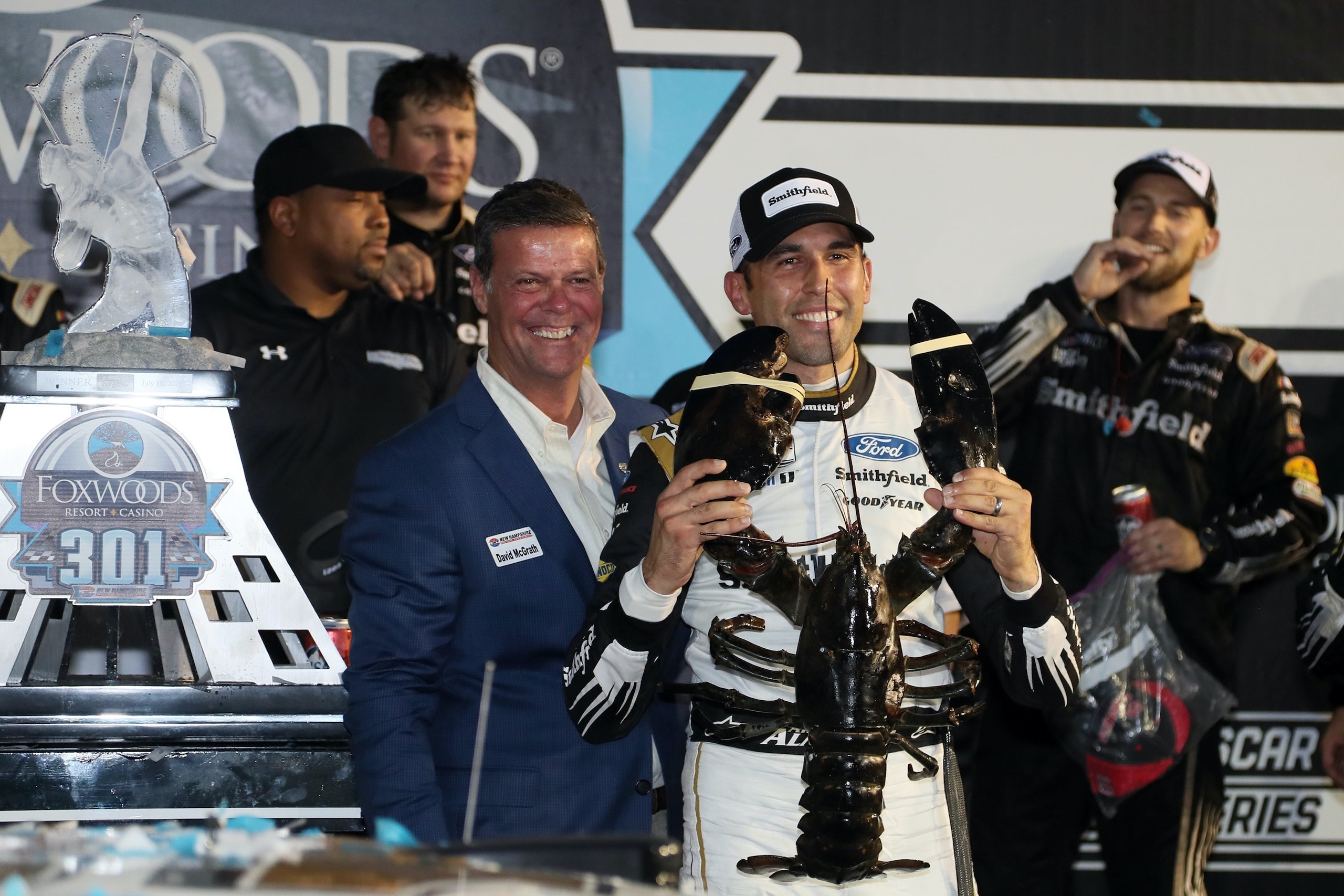 Nascar: Almirola vince tra buio e pioggia