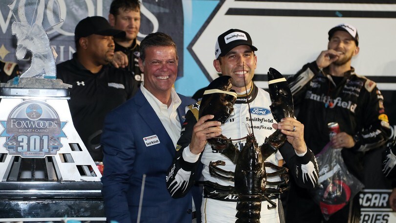 Nascar: Almirola vince tra buio e pioggia