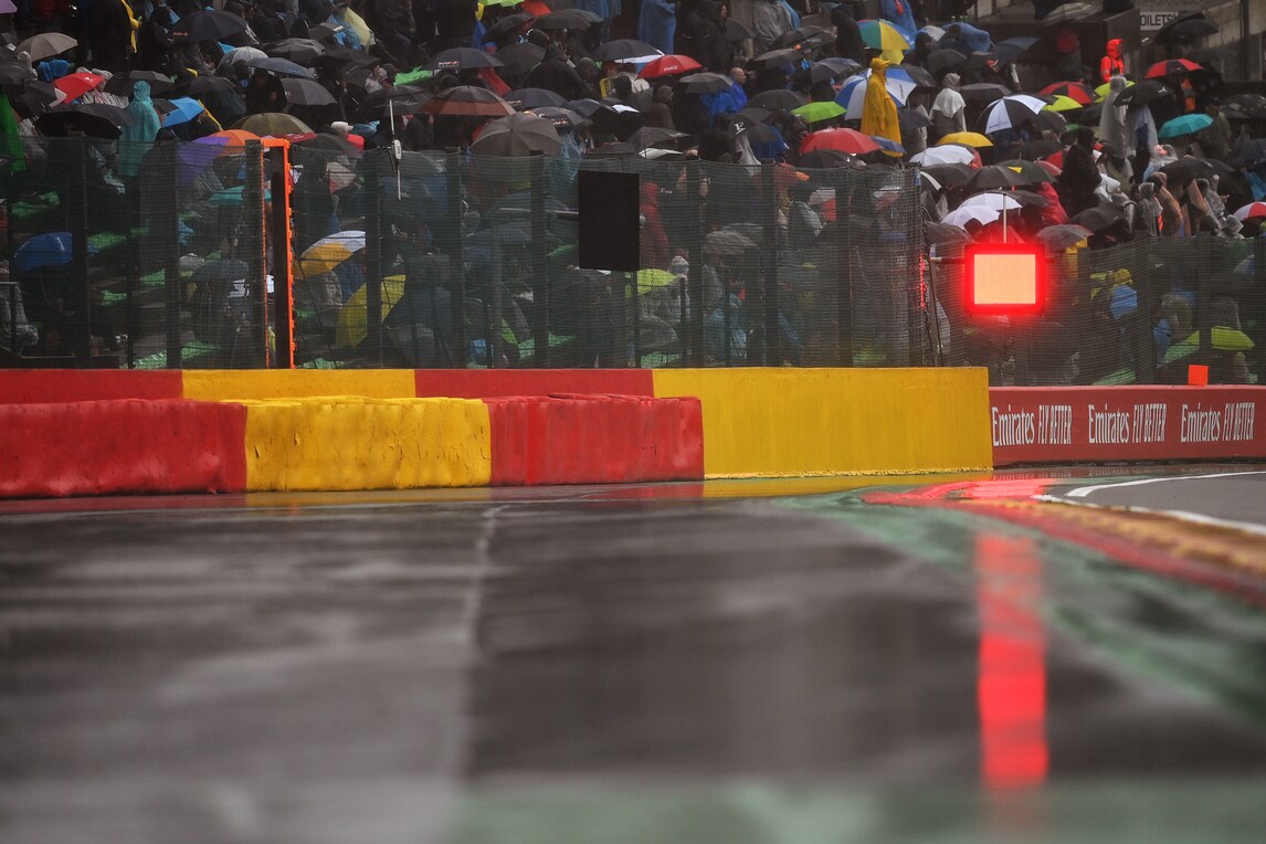 GP Belgio, Spa sotto al diluvio: le condizioni proibitive prima della partenza