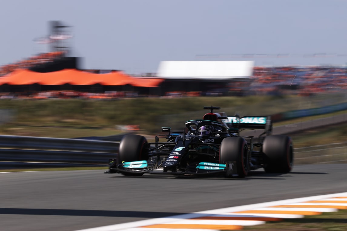 Hamilton: "Pista bella e difficile, domani conterà la strategia"