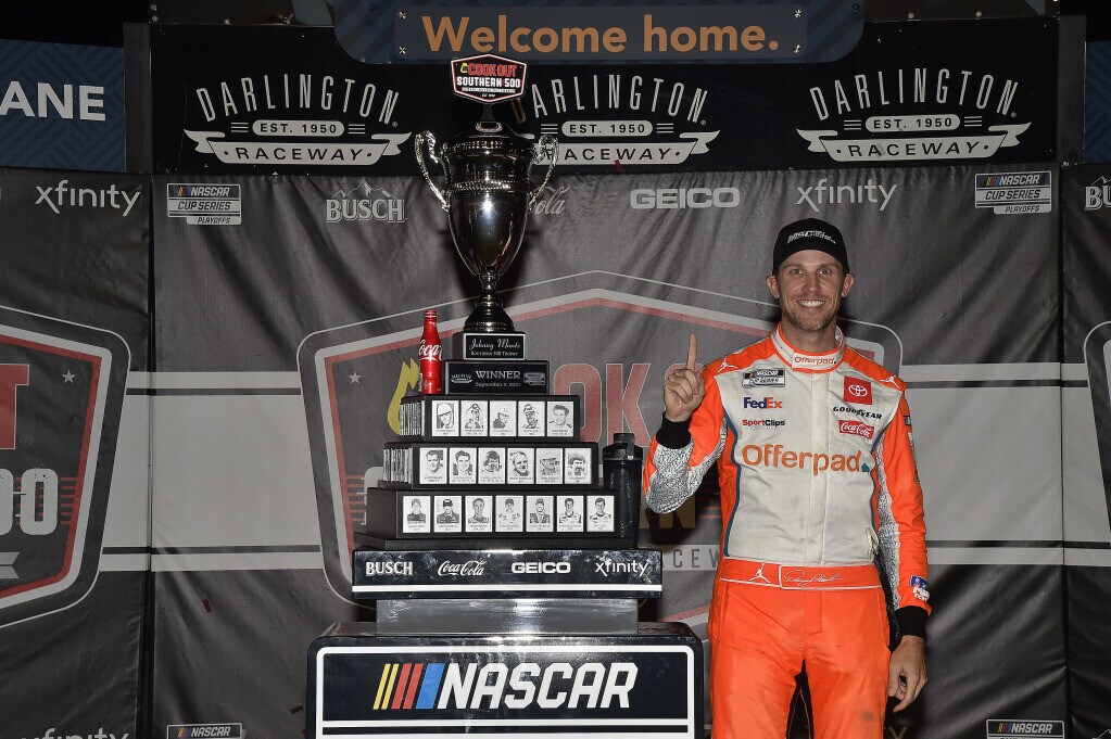 Nascar: Hamlin trionfa al via dei playoff a Darlington