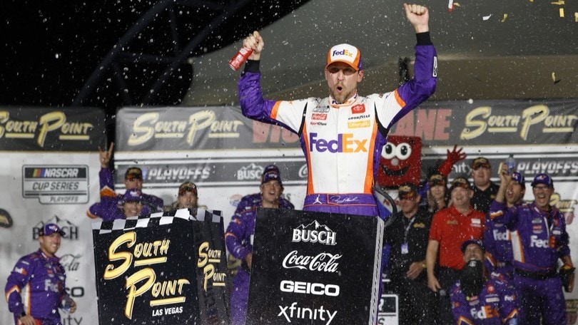Nascar: a Las Vegas nuova vittoria decisiva per Hamlin