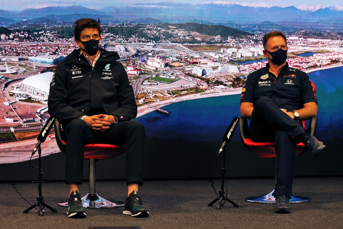 Horner: "Nuovo motore per Hamilton? Scelta obbligata, non tattica"
