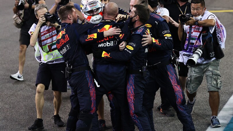 GP Abu Dhabi: Verstappen vince il Mondiale e batte Hamilton all'ultimo giro!