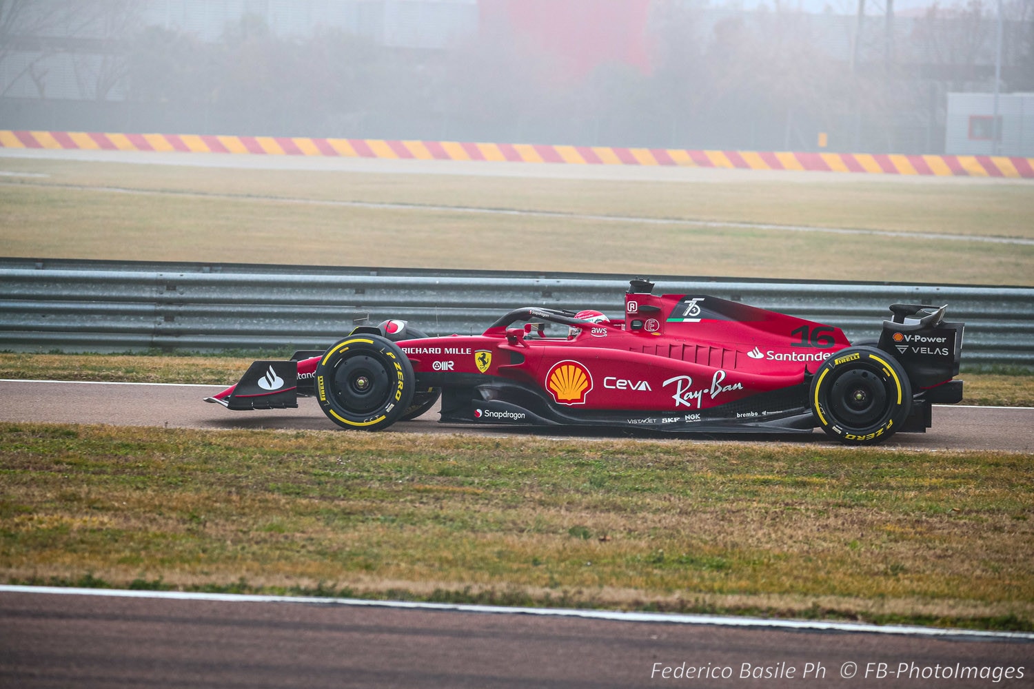 Nuova Ferrari F1-75: folla di tifosi per la prima uscita di Leclerc a Fiorano