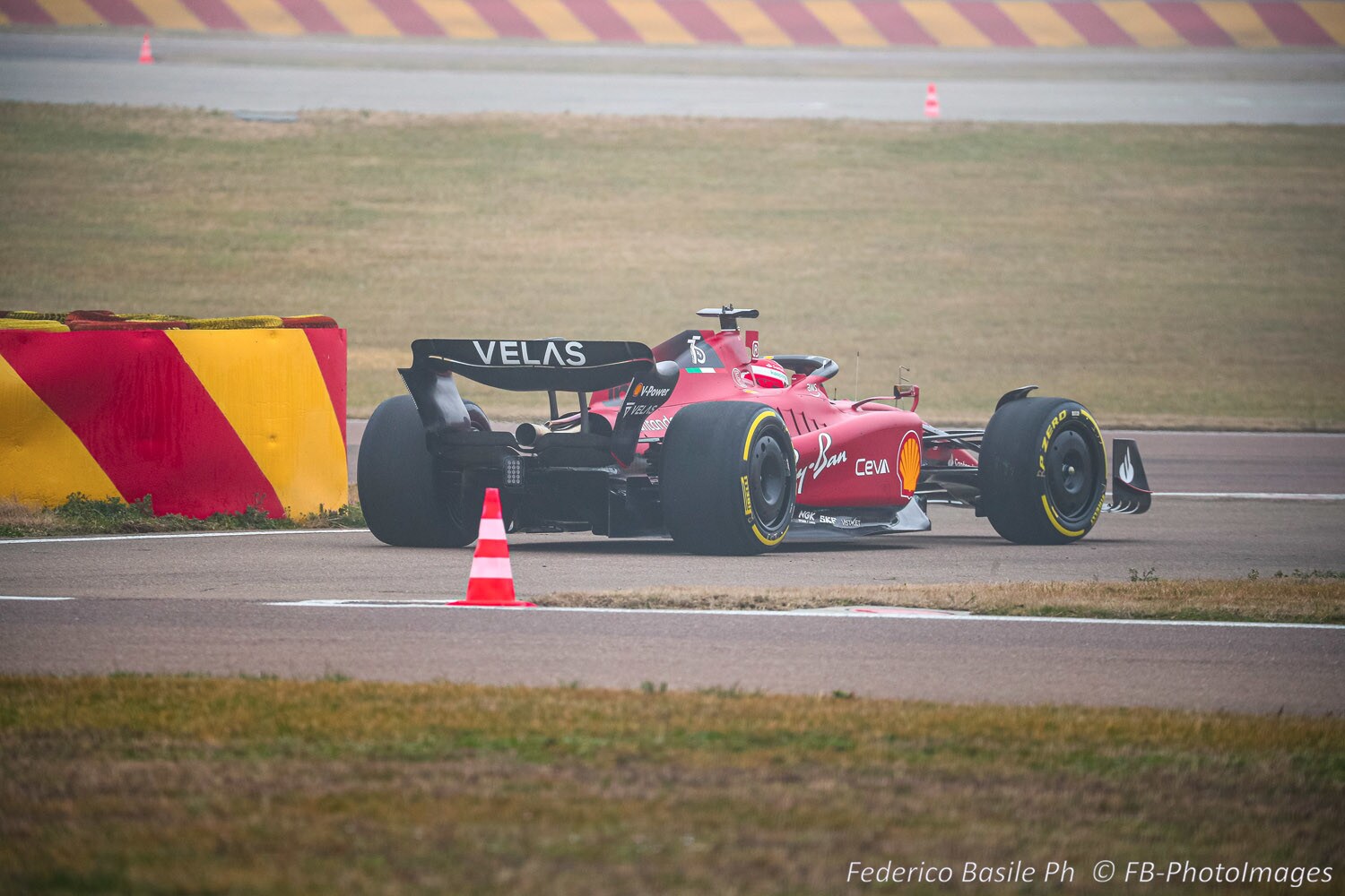 Nuova Ferrari F1-75: folla di tifosi per la prima uscita di Leclerc a Fiorano