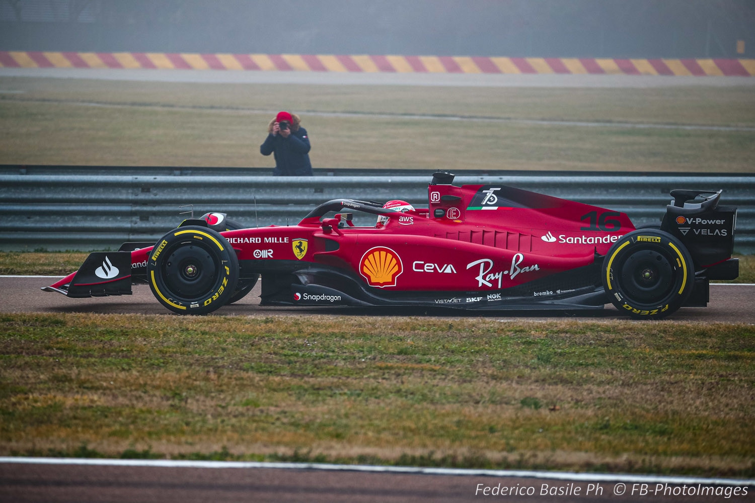 Nuova Ferrari F1-75: folla di tifosi per la prima uscita di Leclerc a Fiorano