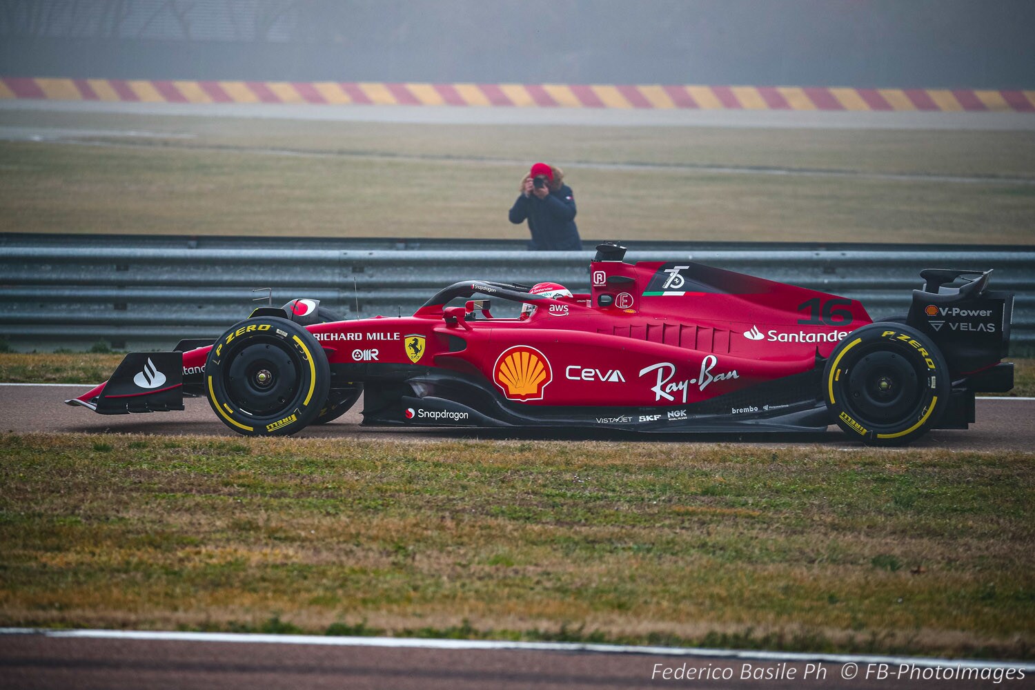 Nuova Ferrari F1-75: folla di tifosi per la prima uscita di Leclerc a Fiorano