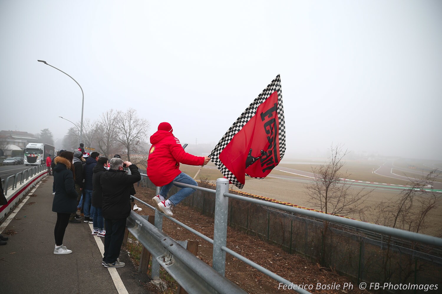 Nuova Ferrari F1-75: folla di tifosi per la prima uscita di Leclerc a Fiorano