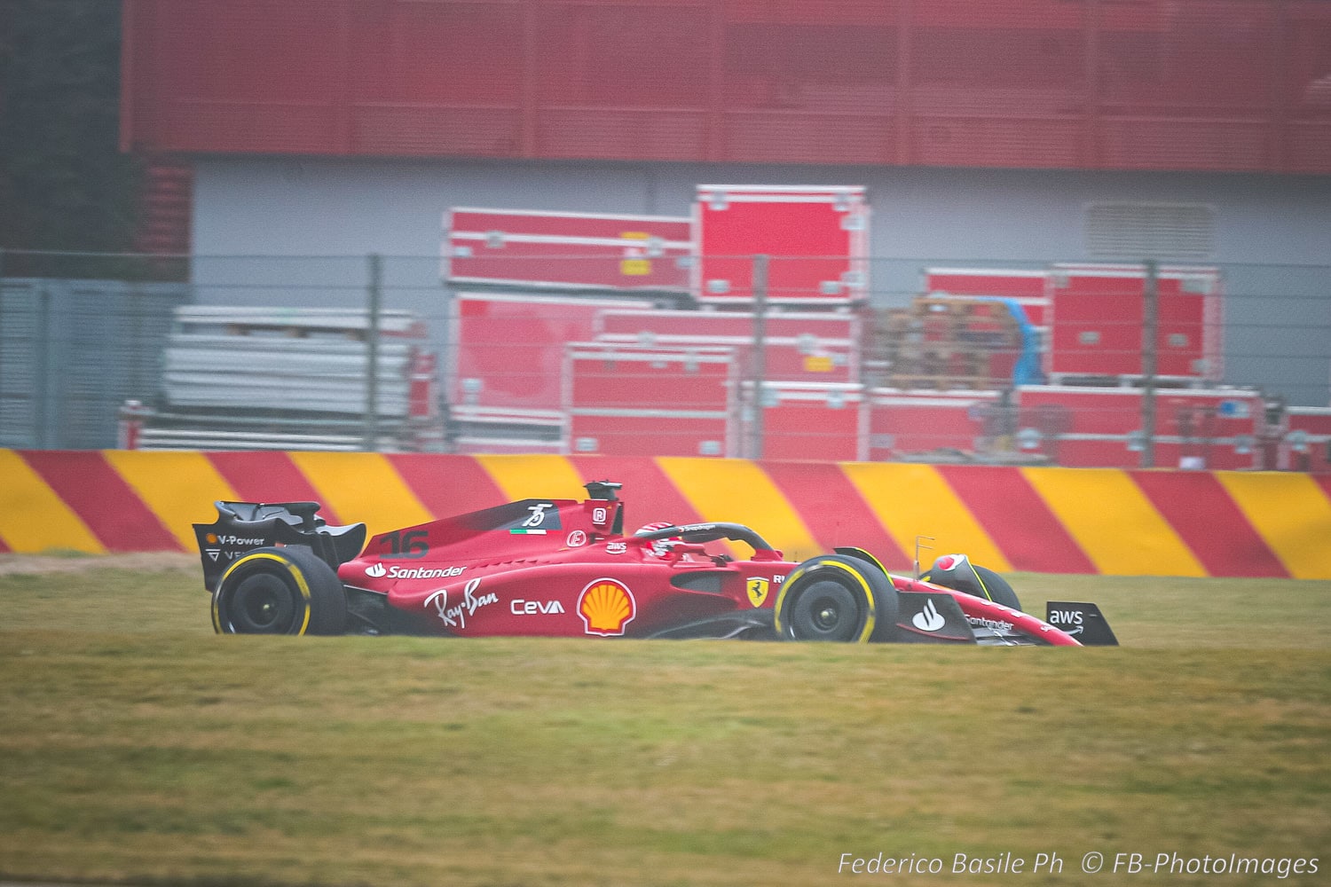 Nuova Ferrari F1-75: folla di tifosi per la prima uscita di Leclerc a Fiorano