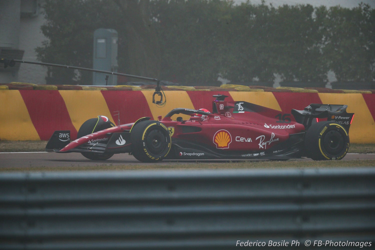 Nuova Ferrari F1-75: folla di tifosi per la prima uscita di Leclerc a Fiorano