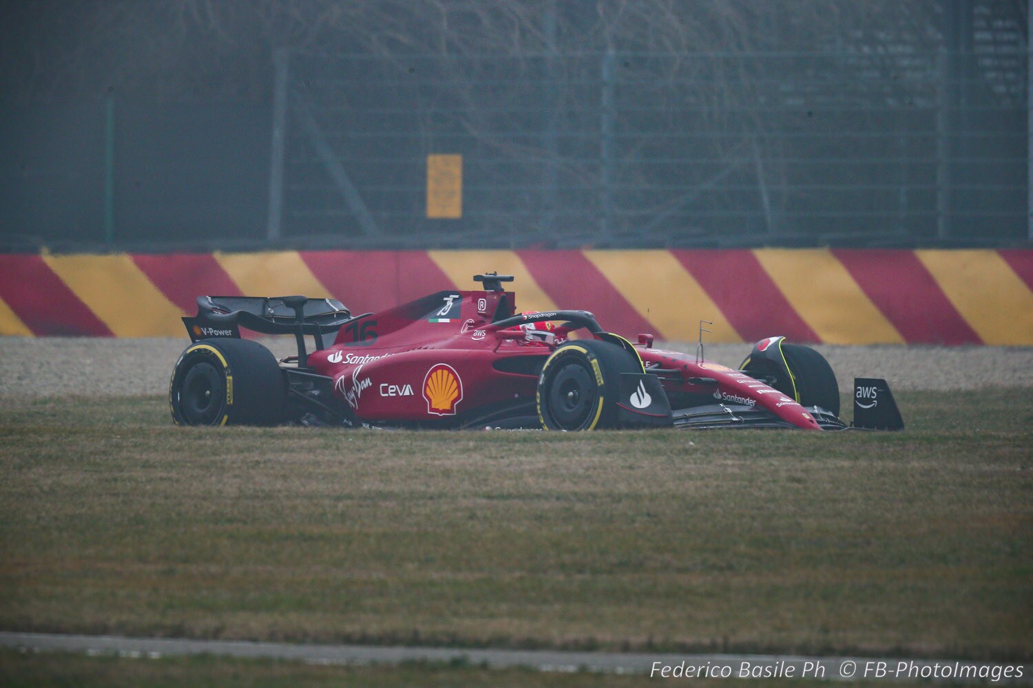 Nuova Ferrari F1-75: folla di tifosi per la prima uscita di Leclerc a Fiorano