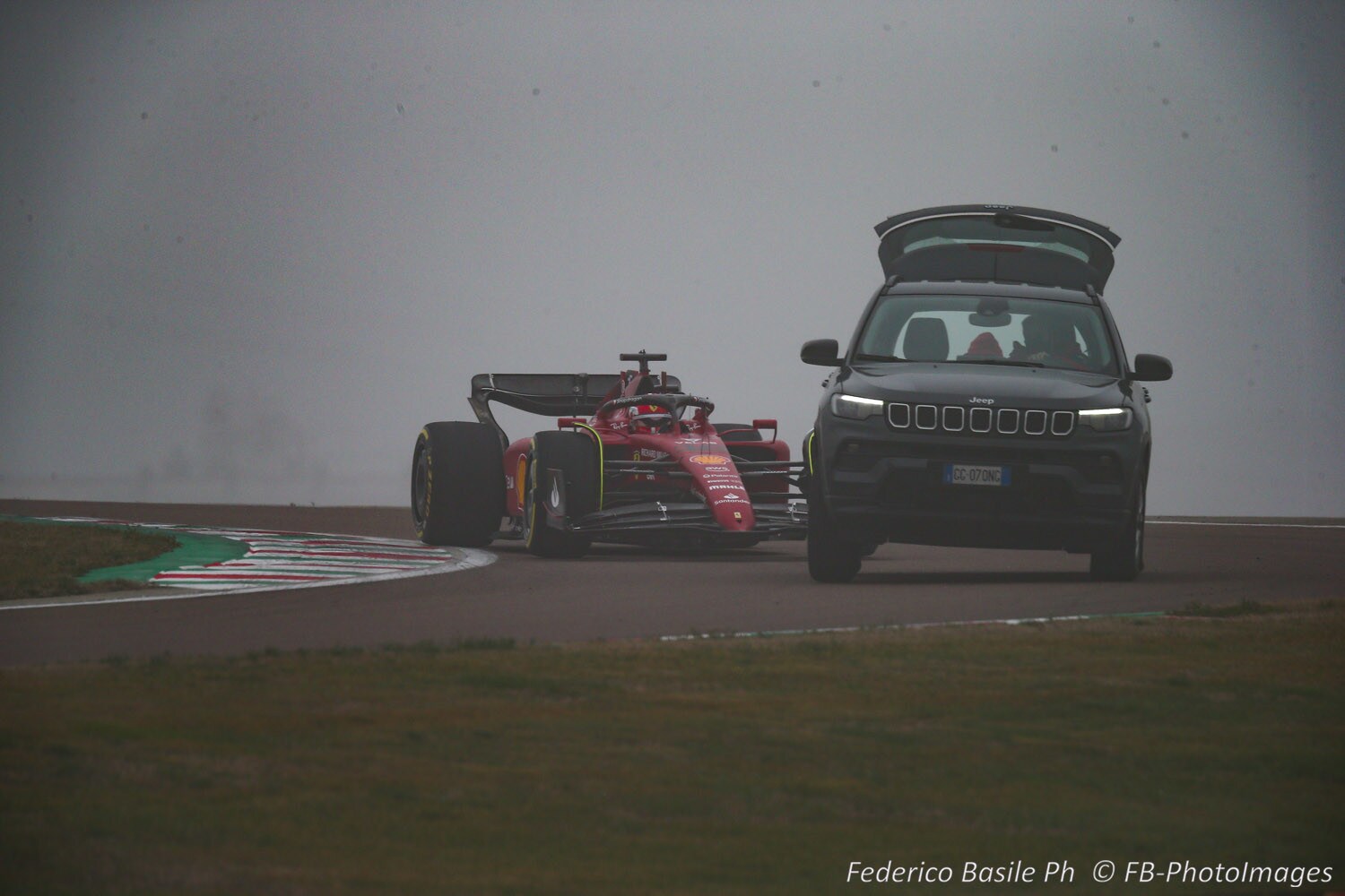 Nuova Ferrari F1-75: folla di tifosi per la prima uscita di Leclerc a Fiorano