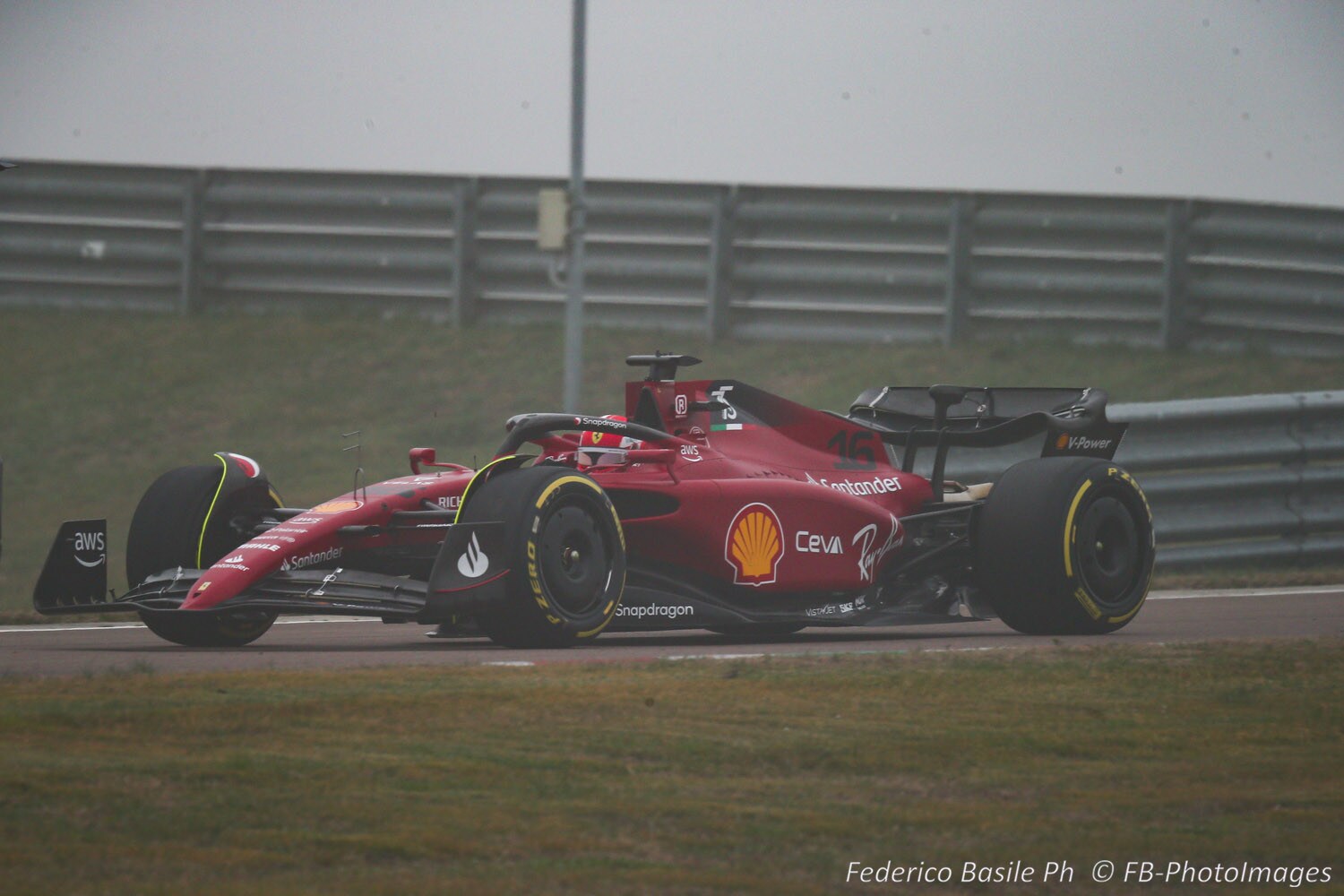 Nuova Ferrari F1-75: folla di tifosi per la prima uscita di Leclerc a Fiorano