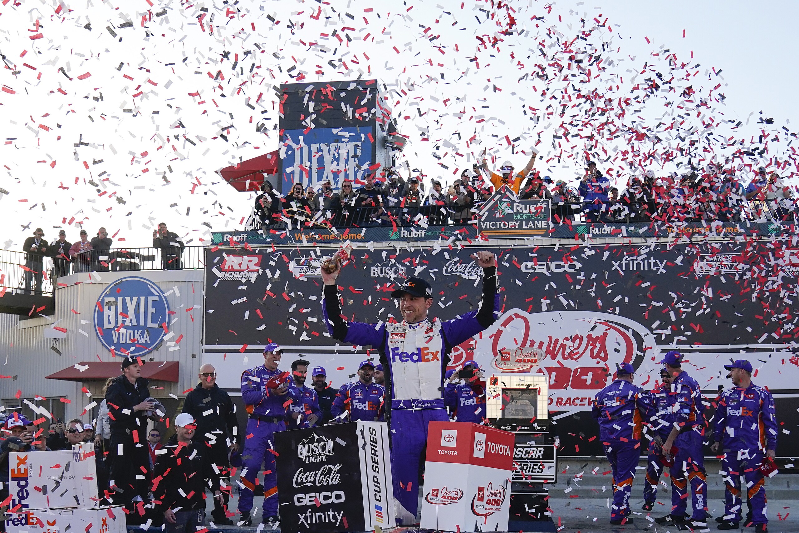 Nascar: Hamlin rompe gli indugi a Richmond