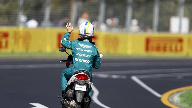 Vettel torna ai box in scooter