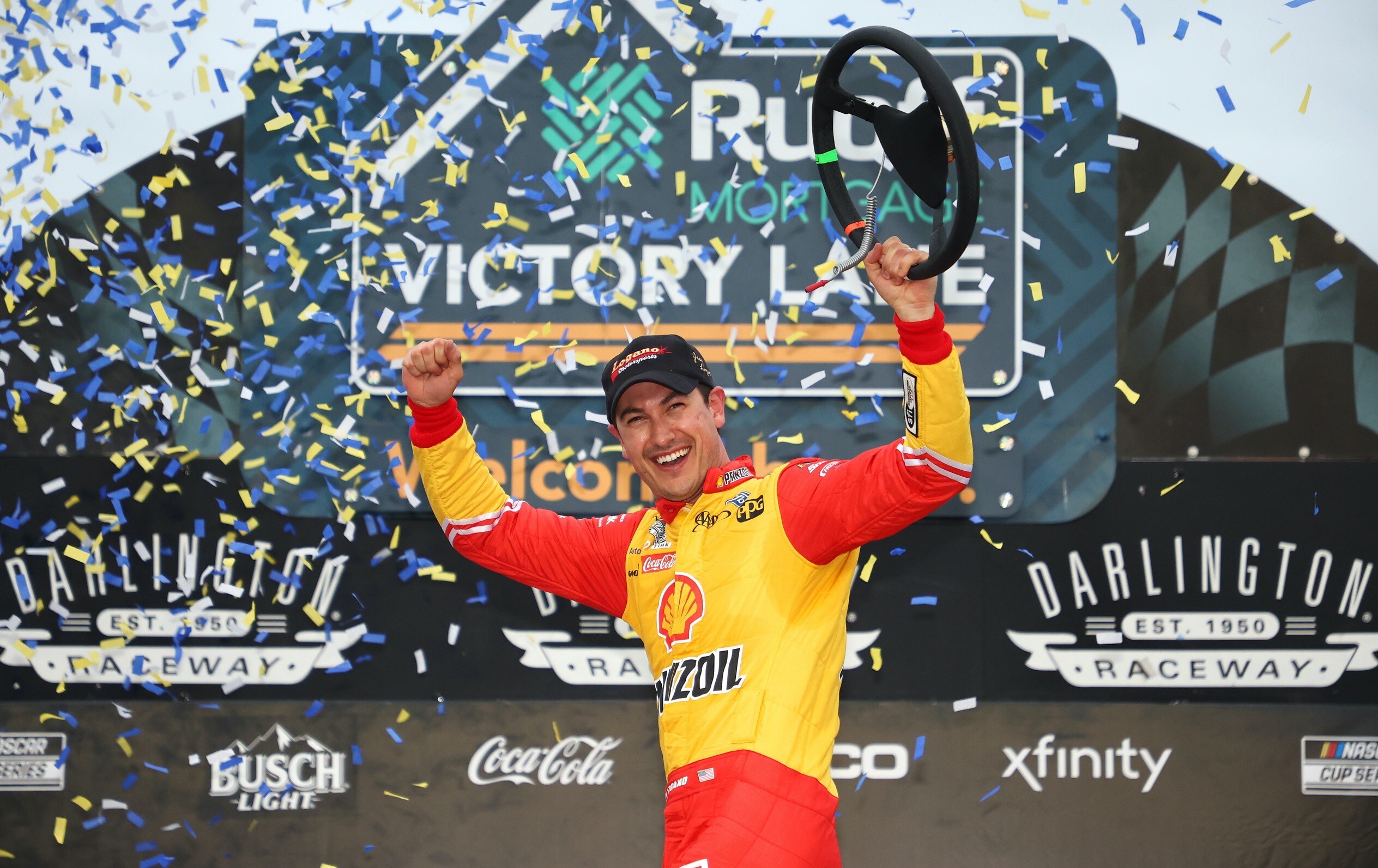 Nascar: Logano mette Byron a muro e vince a Darlington