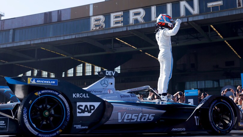 ePrix Berlino: Mercedes monopolizza gara 2, successo di De Vries