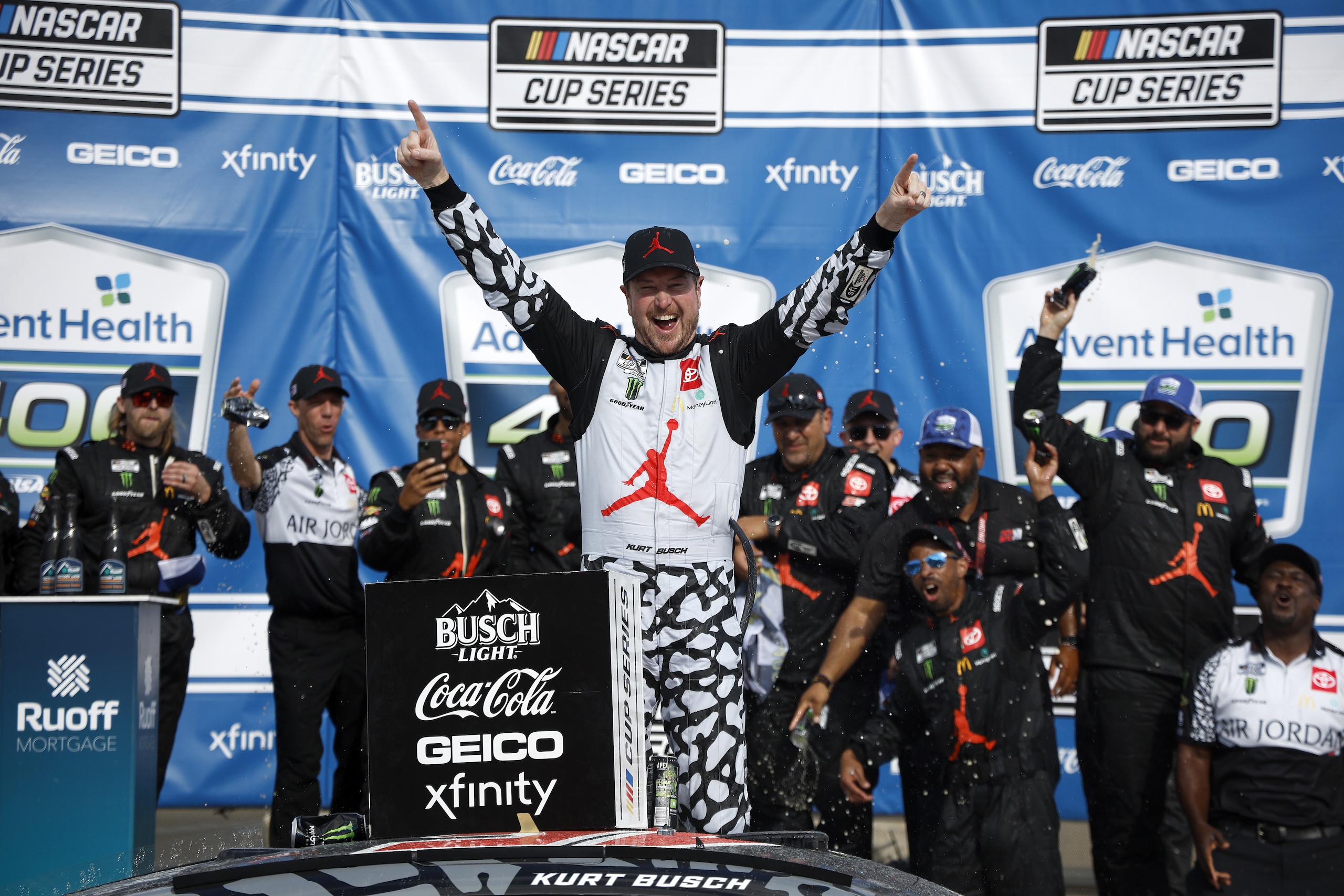 Nascar: Kurt Busch regala la prima gioia a Michael Jordan