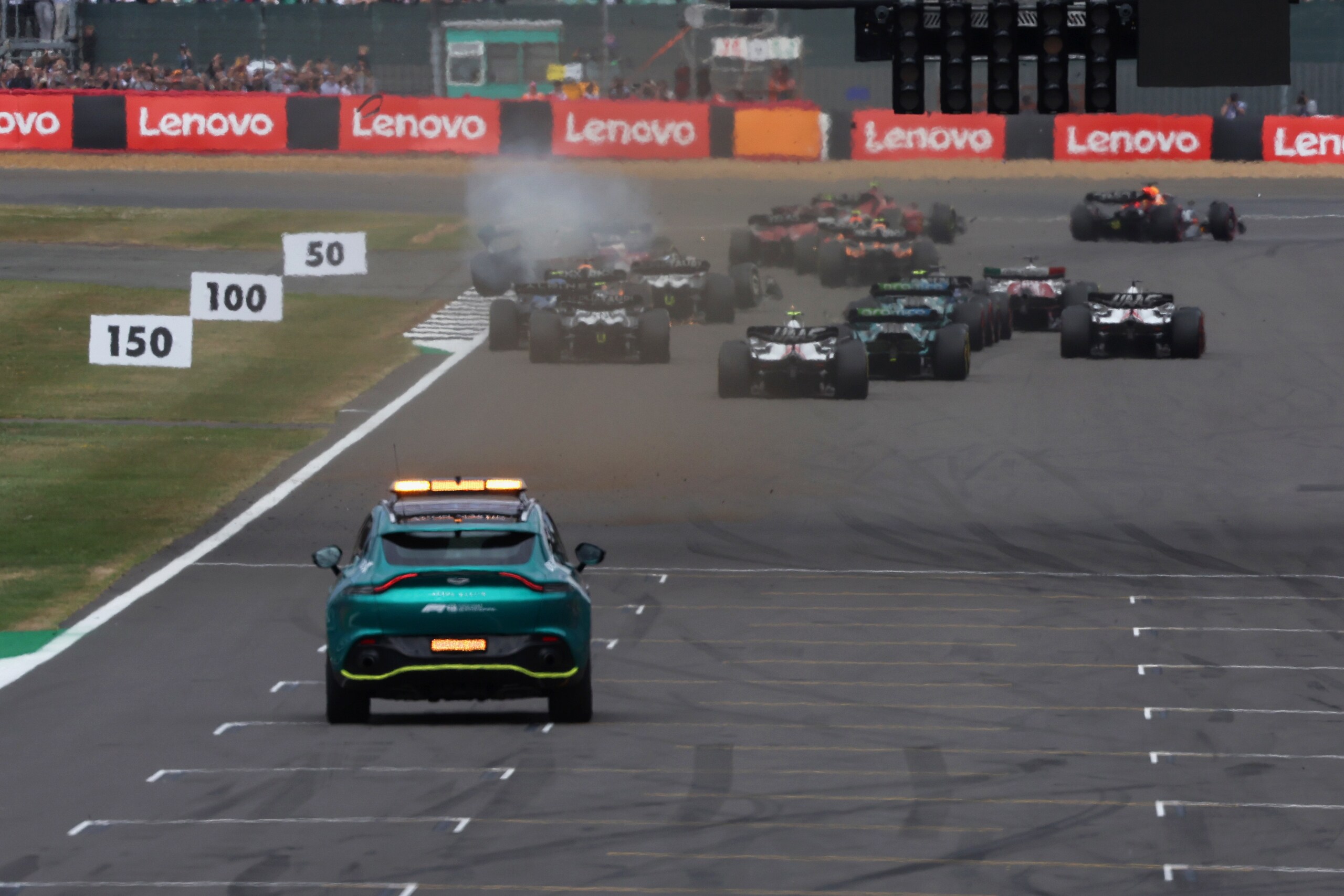 GP Gran Bretagna, la sequenza del mega incidente al via