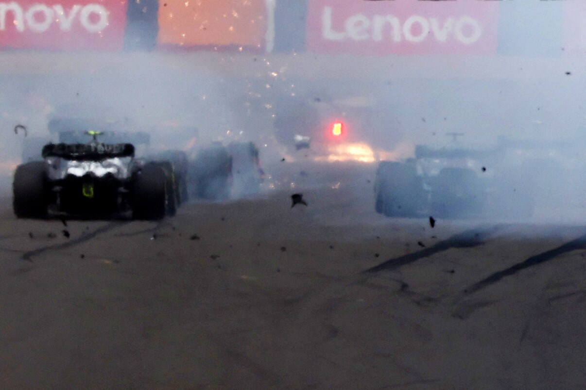 GP Gran Bretagna, la sequenza del mega incidente al via