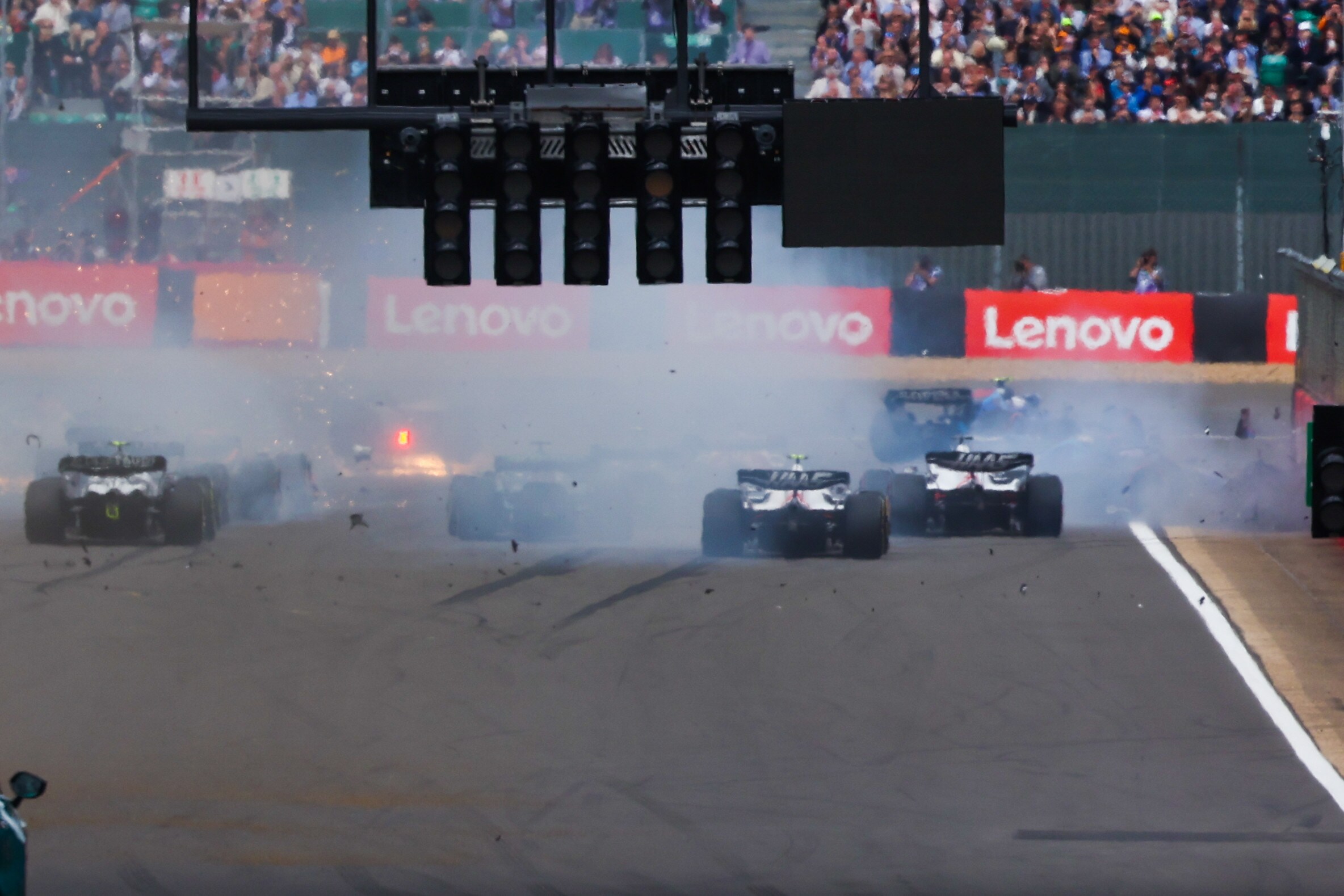 GP Gran Bretagna, la sequenza del mega incidente al via