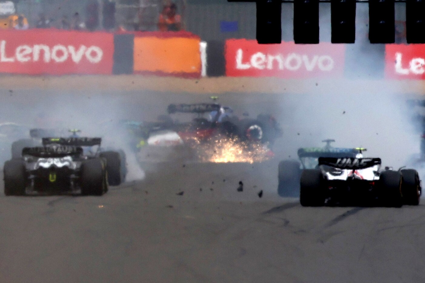 GP Gran Bretagna, la sequenza del mega incidente al via