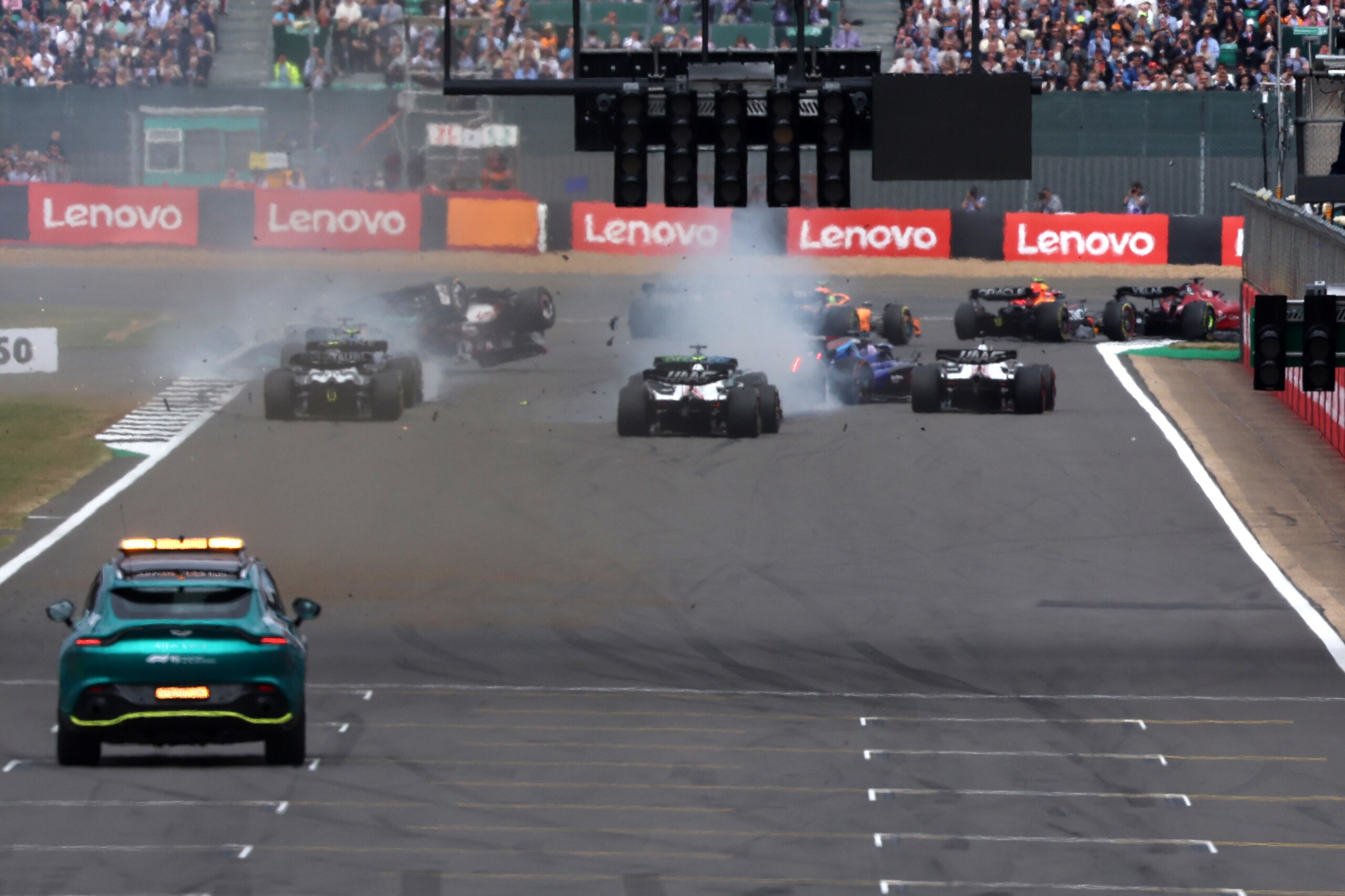 GP Gran Bretagna, la sequenza del mega incidente al via