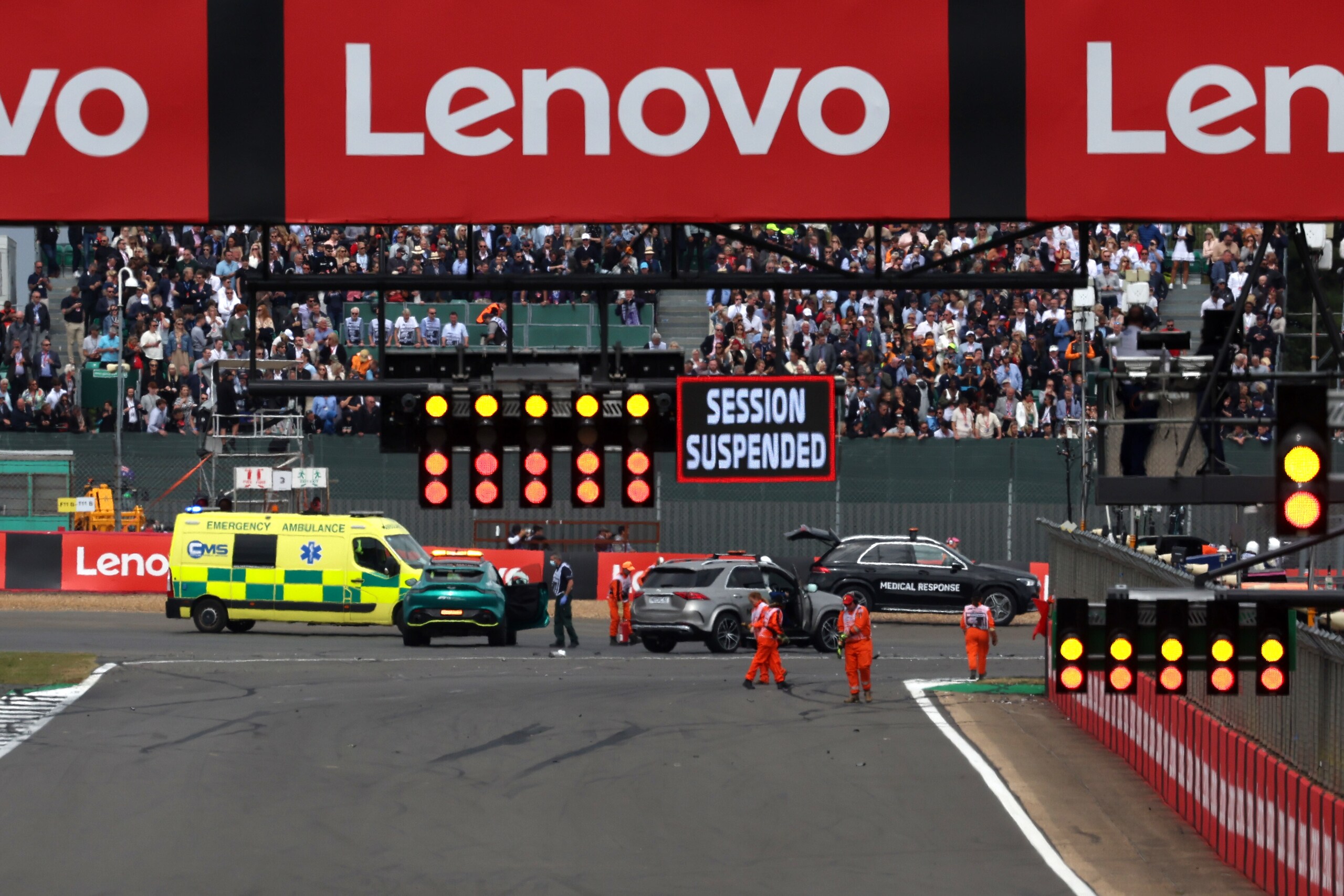 GP Gran Bretagna, la sequenza del mega incidente al via