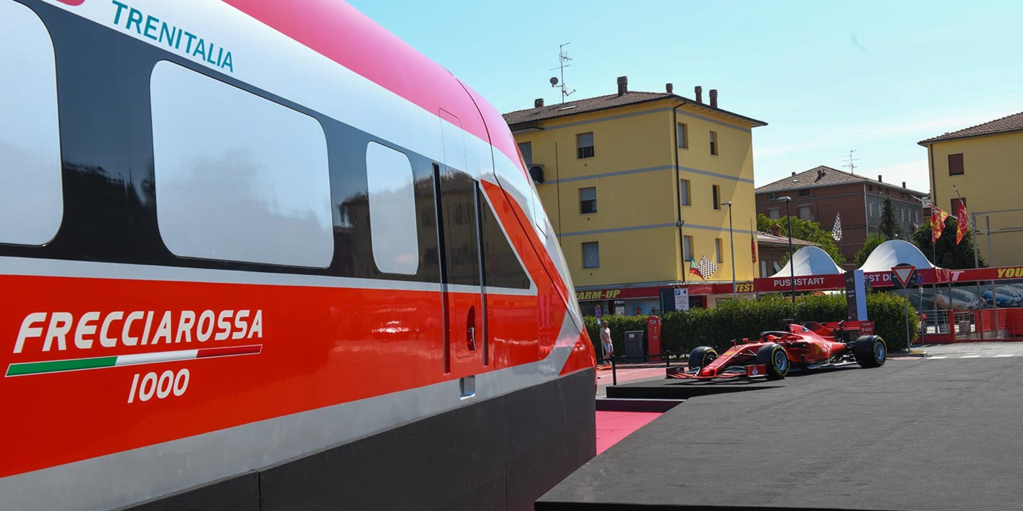Il Frecciarossa 1000 ferma a Maranello con la F1-75 di Leclerc e Sainz