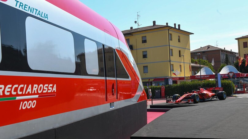 Il Frecciarossa 1000 ferma a Maranello con la F1-75 di Leclerc e Sainz