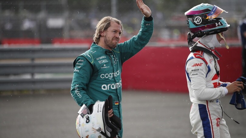 Ritiro Vettel, le reazioni. Hamilton: "Un onore chiamarti amico"