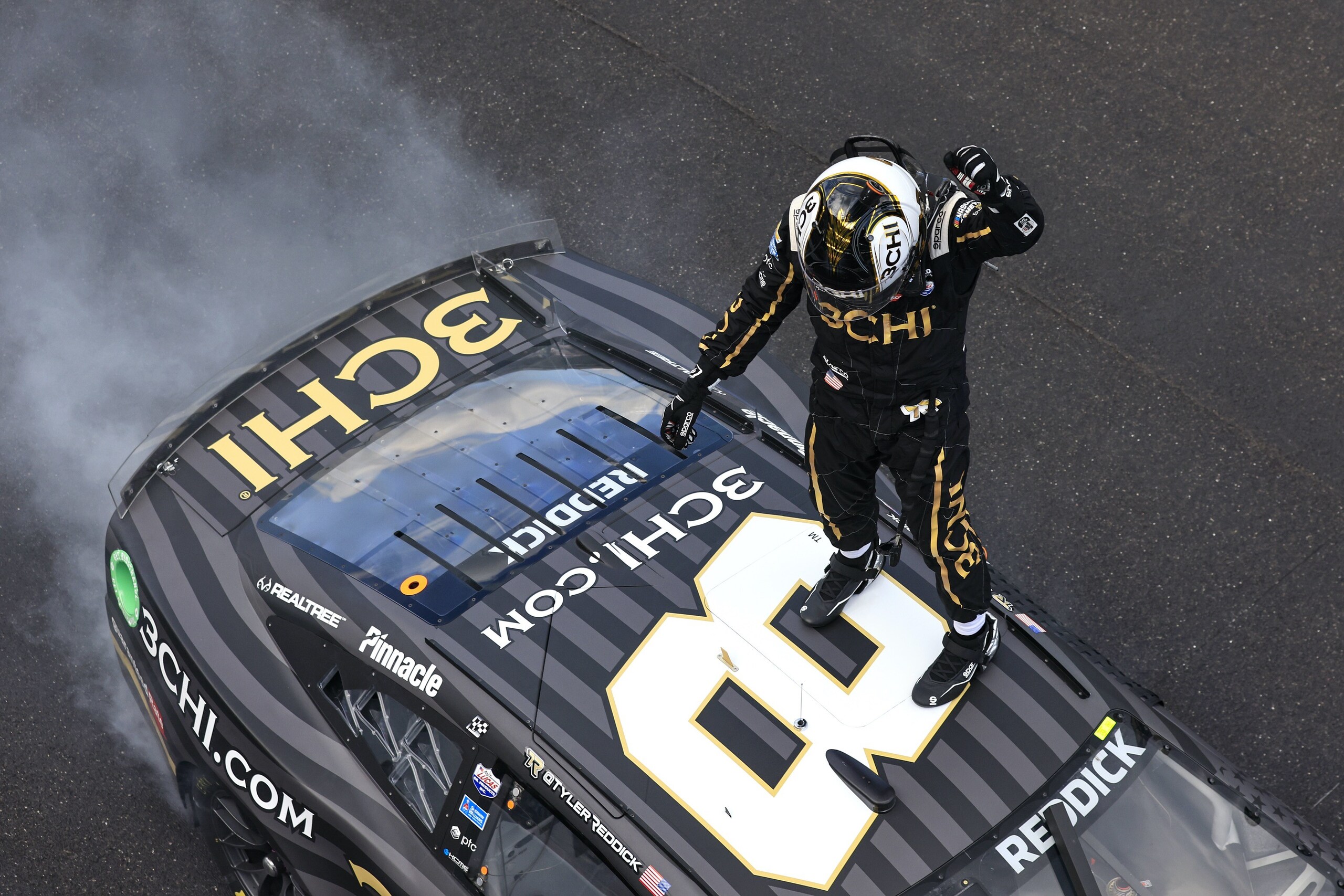Nascar: Reddick vince, Kvyat KO a Indy