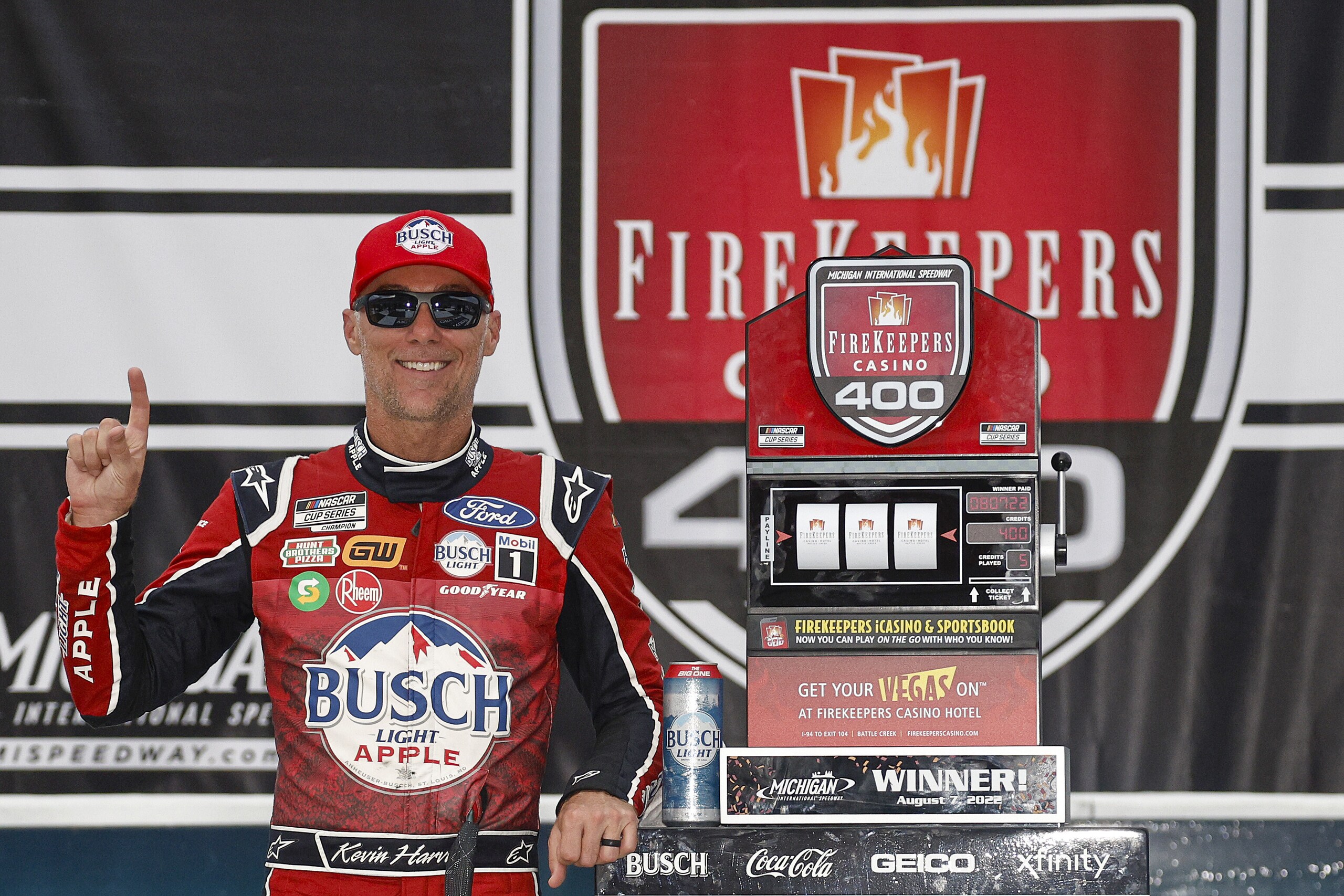 Nascar: Harvick rompe il digiuno in Michigan