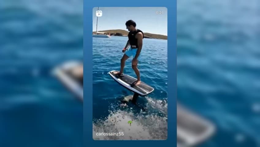 Sainz sfreccia anche fra le onde!