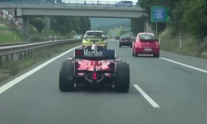 Che ci fa una Ferrari in autostrada? Impazza il mistero di Ferragosto